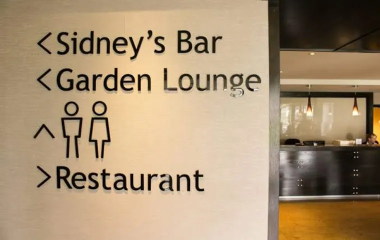 Installed hotel wayfinding sign for bar, lounge and restaurant
